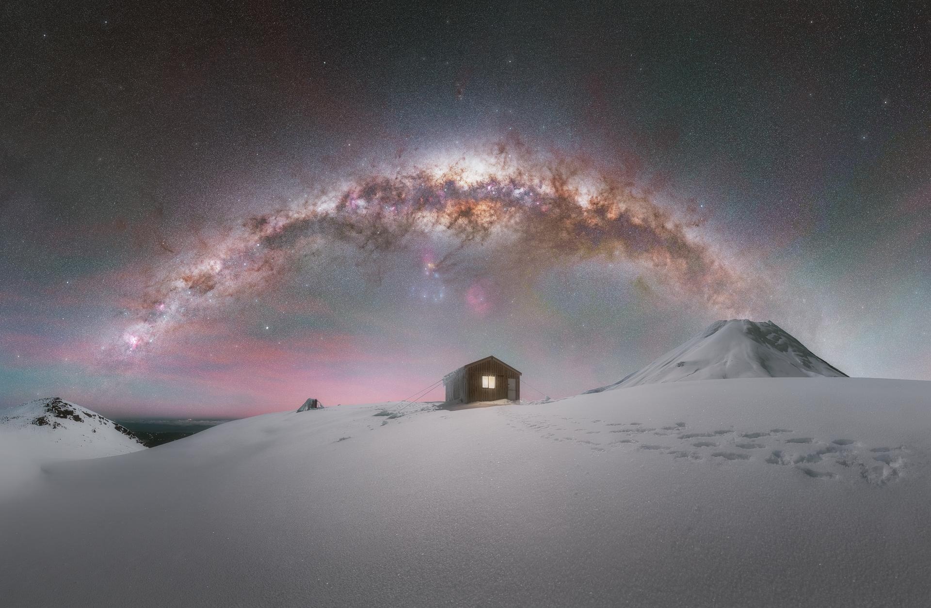 Солнце во время затмения и удивительная комета: 12 снимков с фотоконкурса Astrophotography Prize 2024