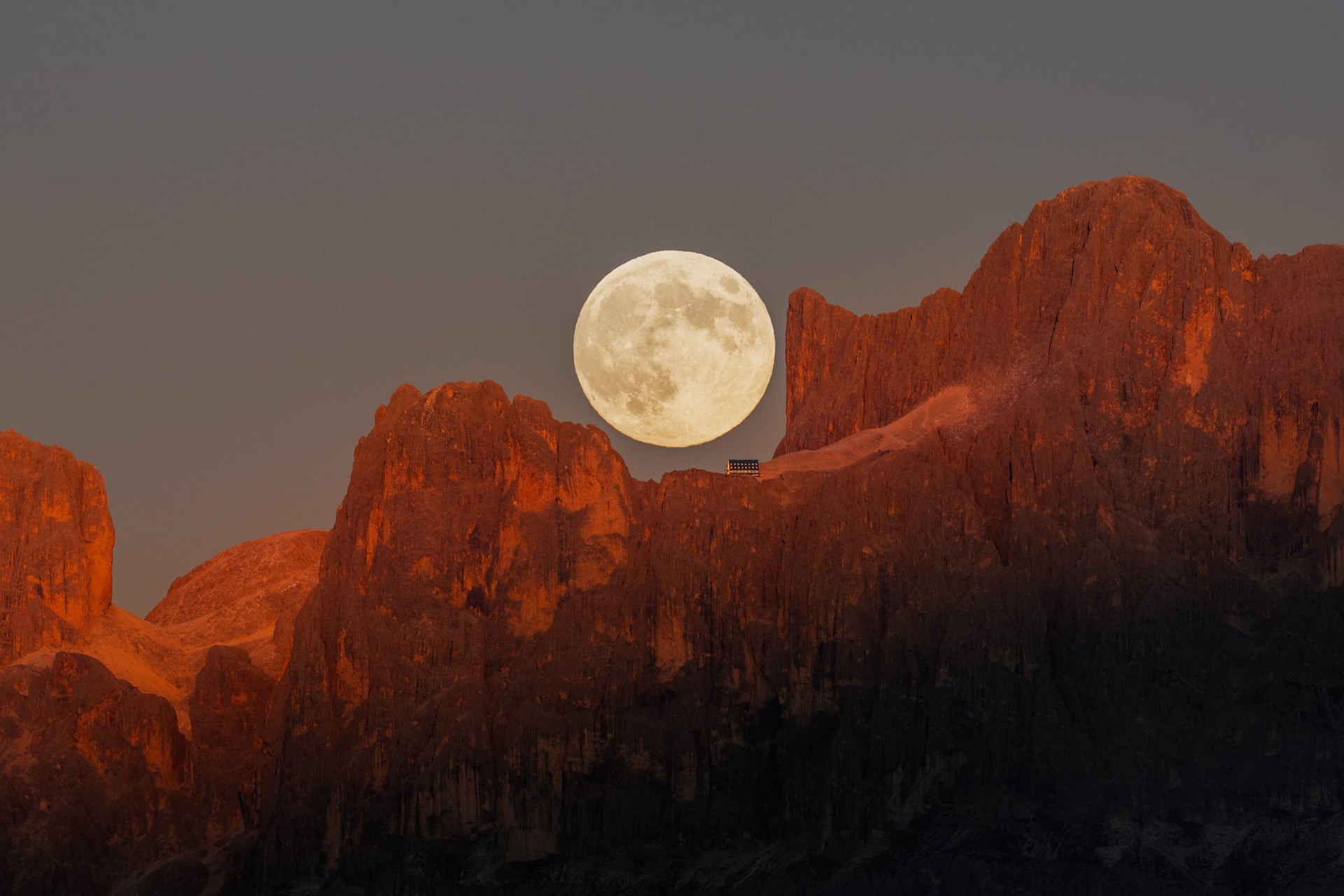 Солнечная бездна и огромная комета: 20 лучших фото с Astronomy Photographer of the Year 2025