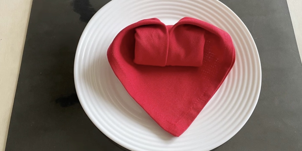 Как красиво сложить салфетки на праздничный стол Как красиво сложить салфетки на праздничный стол