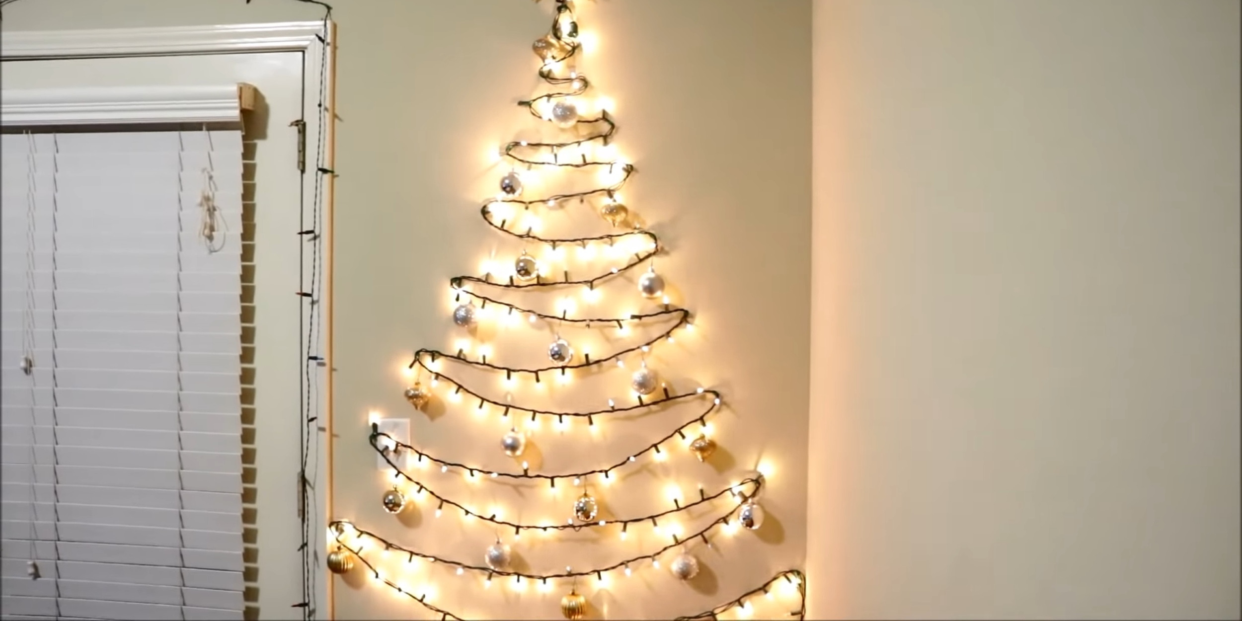 Ёлка из гирлянды с шарами