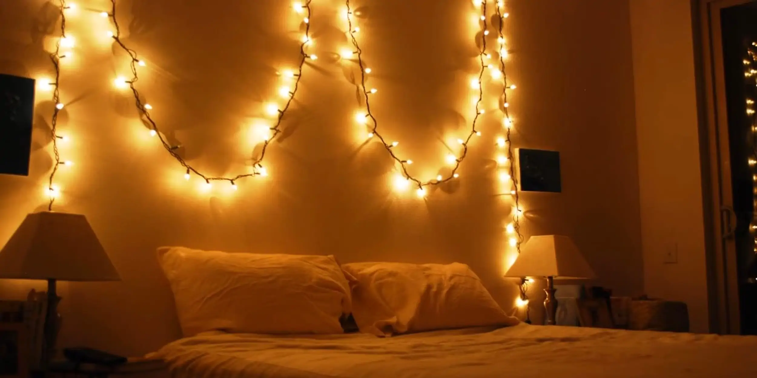 Как красиво повесить гирлянду на стену