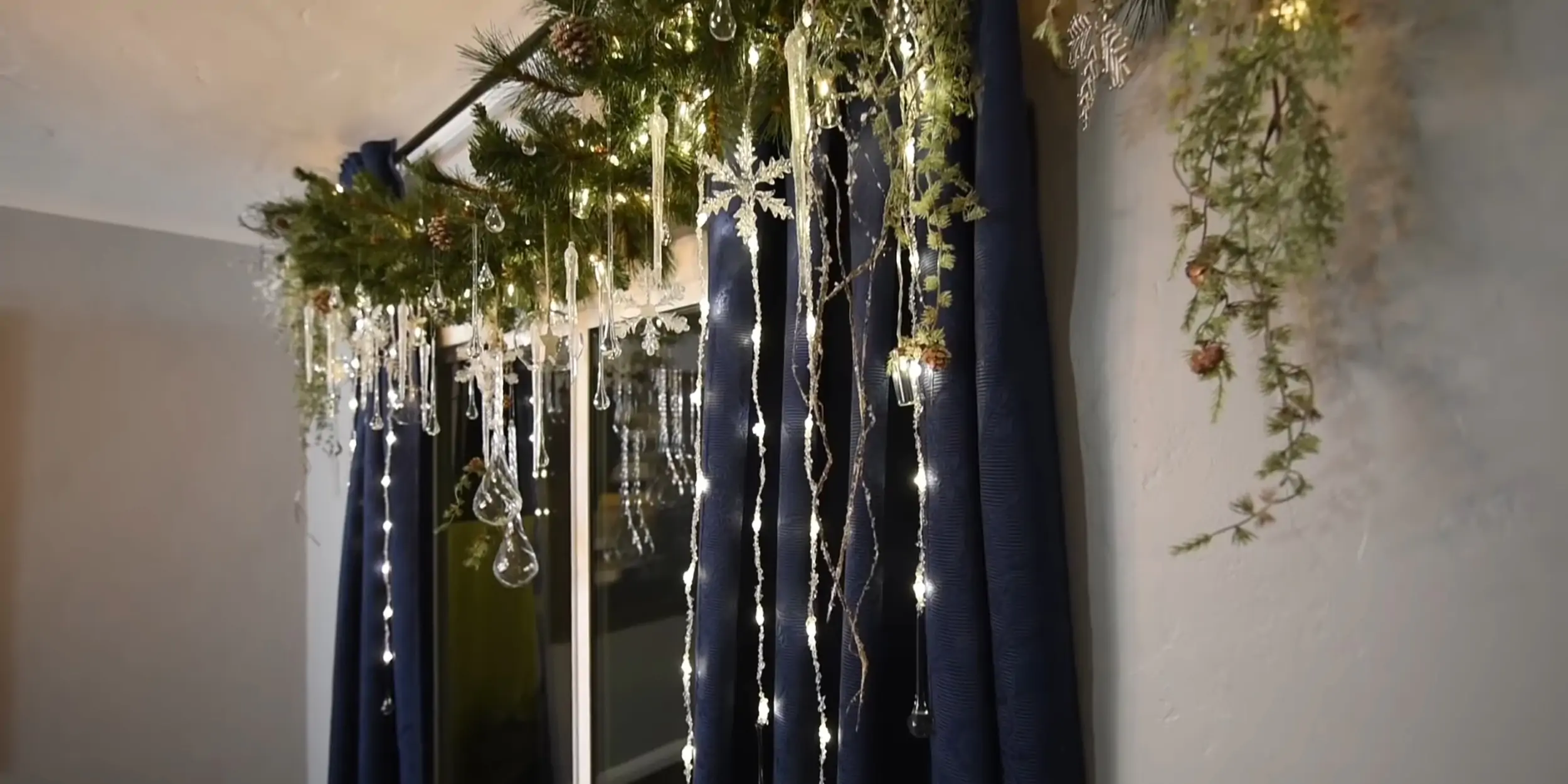 Как красиво повесить гирлянду на окно