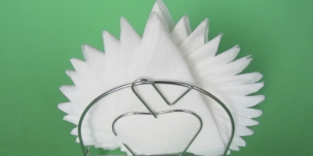 Как красиво сложить салфетки на праздничный стол Как красиво сложить салфетки на праздничный стол