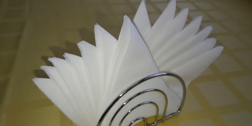 Как красиво сложить салфетки на праздничный стол Как красиво сложить салфетки на праздничный стол