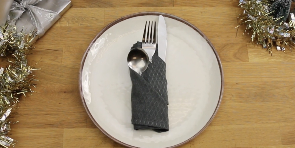 Как красиво сложить салфетки на праздничный стол Как красиво сложить салфетки на праздничный стол