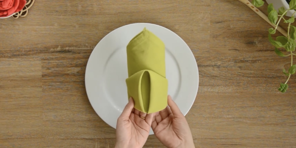 Как красиво сложить салфетки на праздничный стол Как красиво сложить салфетки на праздничный стол