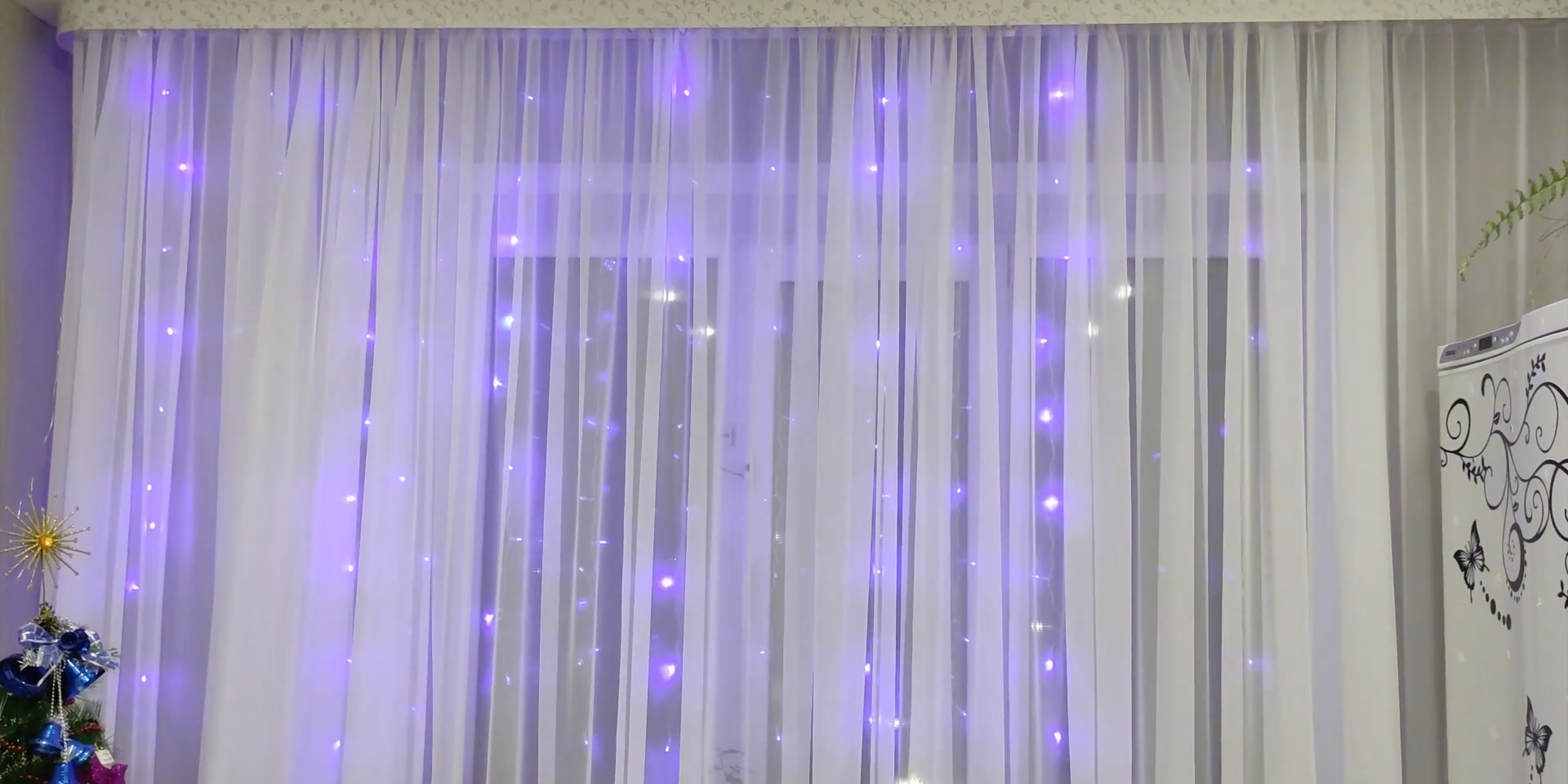 Занавес из гирлянды с синими лампочками и тюля