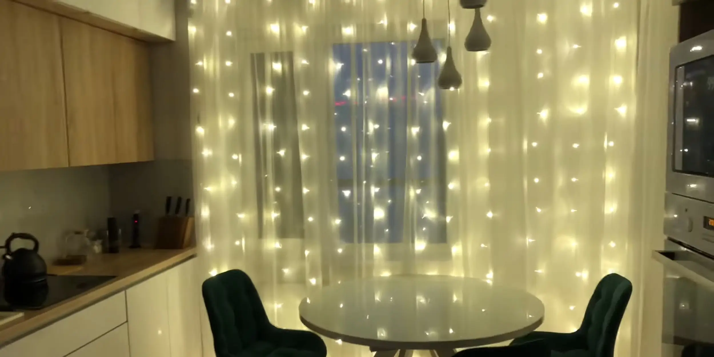 Светящийся занавес из гирлянды с однотонными лампочками