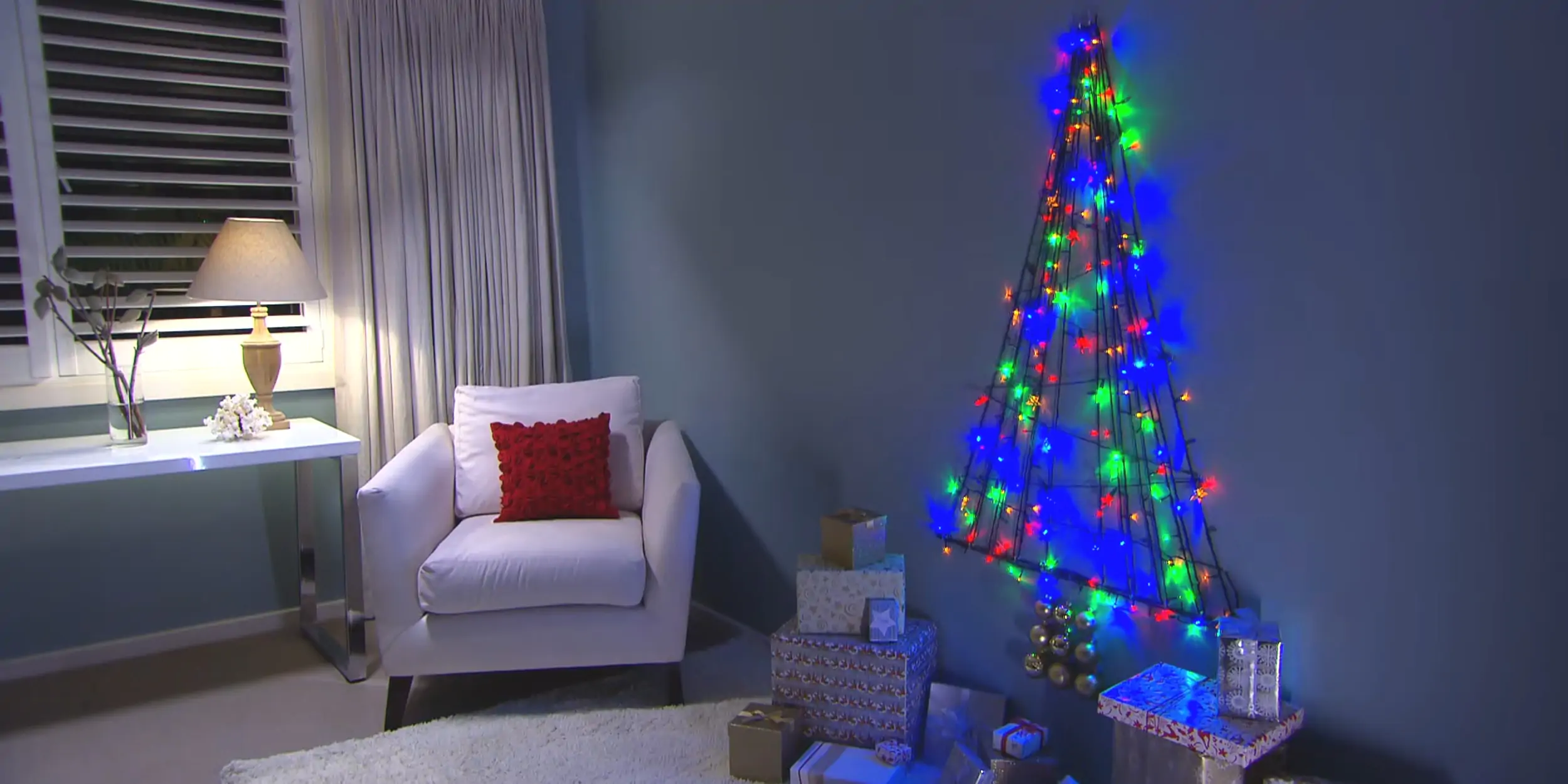 Ёлка из гирлянды с разноцветными лампочками