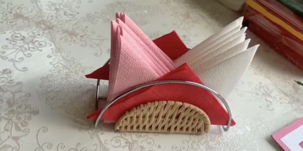 Как красиво сложить салфетки на праздничный стол Как красиво сложить салфетки на праздничный стол