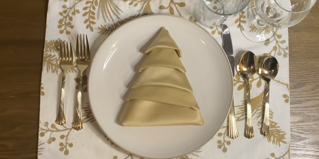Как красиво сложить салфетки на праздничный стол Как красиво сложить салфетки на праздничный стол