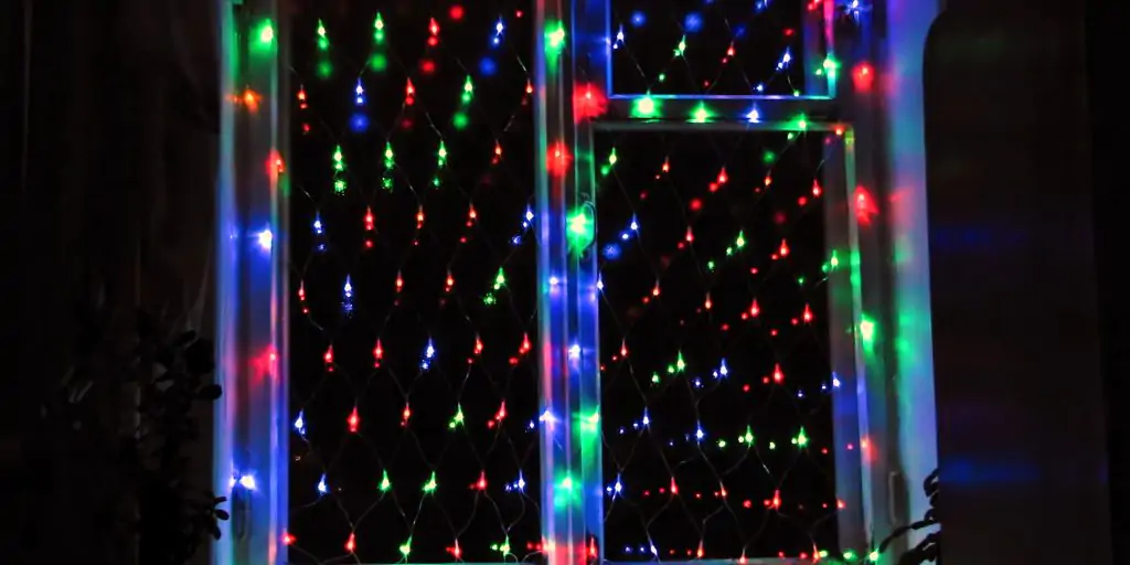 Как красиво повесить гирлянду: светящийся занавес