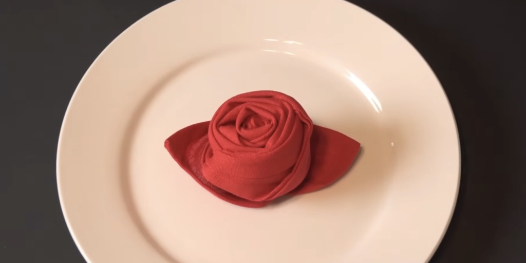 Как красиво сложить салфетки на праздничный стол Как красиво сложить салфетки на праздничный стол