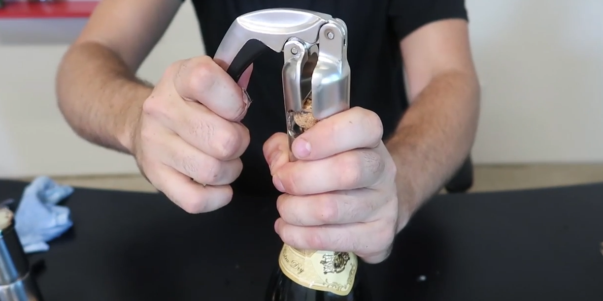 Как открыть шампанское голыми руками и не только