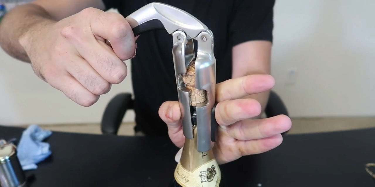 Как открыть шампанское голыми руками и не только